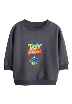 Ciemnoszara bluza z długim rękawem z logo Toy Story i odwróconą do góry nogami zieloną zabawką kosmity wiszącą na grafice automatu do chwytania.