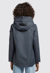 Dunkelgraue, leichte Jacke mit Kapuze, verfügt über einen hohen Kragen und ein Logoschild auf dem Rücken, glatte Textur und gerade geschnittenes Design.
