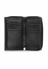 Czarny skórzany portfel z zamkiem błyskawicznym, z wieloma przegródkami na karty i gładką teksturą wnętrza. W środku wytłoczone "PRAWIDŁOWA SKÓRA".