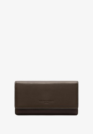 Braune Lederbrieftasche mit glatter Textur, rechteckiger Form und geprägtem Markenlogo auf der Vorderseite. Verfügt über einen Klappverschluss.
