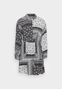 Vestido padrão em preto e branco com mangas longas, colarinho, cintura ajustada e uma mistura de designs florais e geométricos.