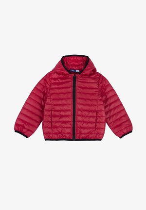Veste matelassée rouge à capuche avec bordure noire, fermeture éclair complète à l'avant et manches longues, conçue pour les enfants.