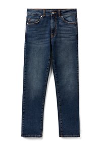 Donkerblauwe spijkerbroek met een rechte pasvorm, vijf zakken, een ritssluiting en contrasterende oranje stiksels. Gladde textuur met een lichte vervaging.