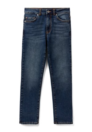 Dunkelblaue Denim-Jeans mit geradem Schnitt, fünf Taschen, Reißverschluss und kontrastierenden orangefarbenen Nähten. Glatte Textur mit leichtem Verblassen.