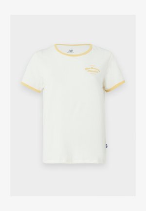 T-shirt bianco in cotone con colletto e polsini gialli a coste. Presenta un logo ricamato giallo sul davanti. Vestibilità regolare.