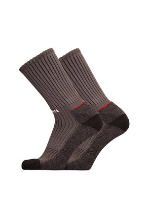 Grau kniehohe Socken mit gerippter Textur und verstärktem Fersen- sowie Zehenbereich. Mit einem roten Akzent am Bündchen. Hergestellt aus atmungsaktivem Material.