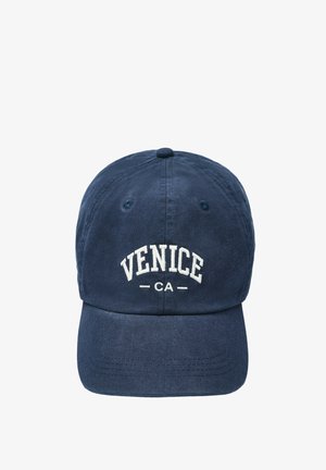 Marineblaue Baseballkappe mit weiß besticktem Schriftzug "VENICE CA" vorne, mit Belüftungsösen und gebogenem Schirm.