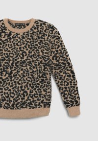 Maglione beige peloso con motivo leopardato nero, collo a giro, e polsini e orlo a coste.