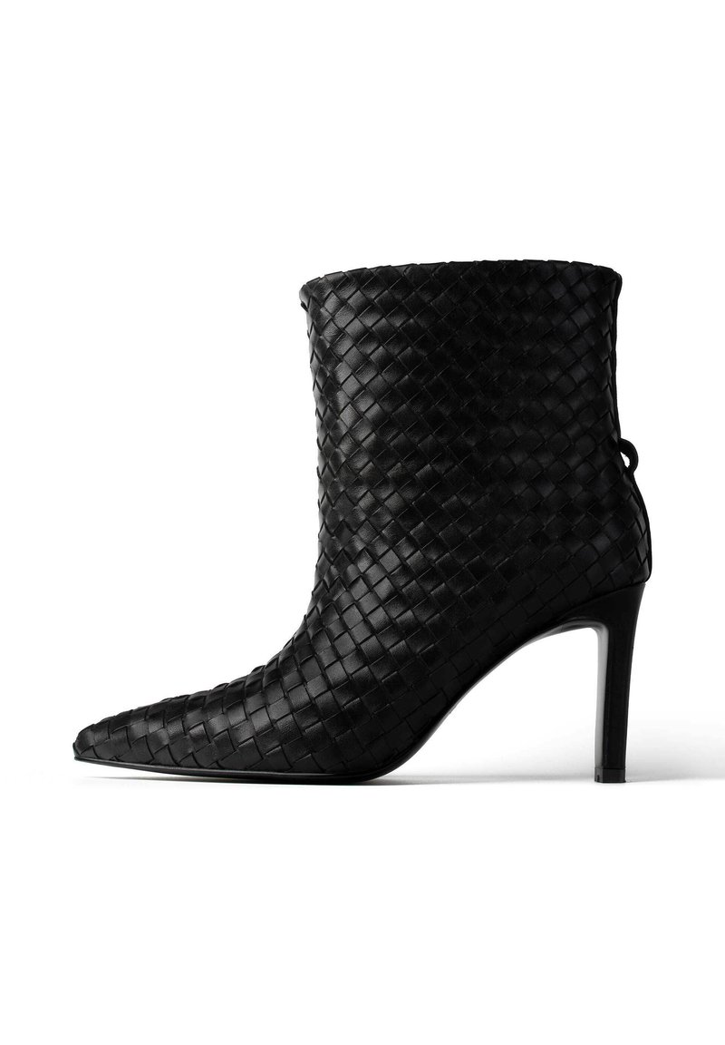 Czarny, pleciony skórzany botek za kostkę z wąskim noskiem i cienkim obcasem w kształcie szpilki. Posiada teksturowaną powierzchnię oraz pętelkę z tyłu.