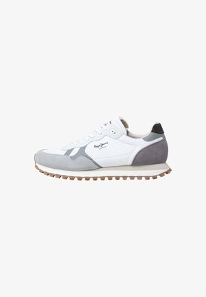 Biała sneakersy z szarymi akcentami z zamszu i siateczki, z gumową podeszwą z tłoczeniami oraz tonowymi sznurówkami. Logo po bokach.