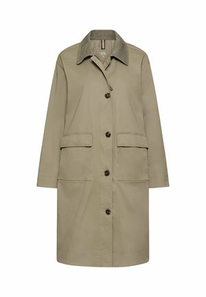 Beige knie lange jas met donkere knopen, twee grote klepzakken aan de voorkant, lange mouwen en een contrasterende textuurkraag.