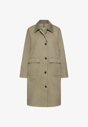 Beige knie lange jas met donkere knopen, twee grote klepzakken aan de voorkant, lange mouwen en een contrasterende textuurkraag.