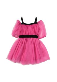 Abito di tulle rosa con maniche a sbuffo corte, scollatura quadrata e una cintura nera. La gonna è a strati, creando volume e tessitura.