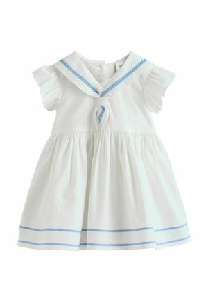 Fehér babaruha rövid fodros ujjal, matróznyakkal, kék szegélydíszítéssel a nyakrészen és az alján, valamint redős szoknyával.
