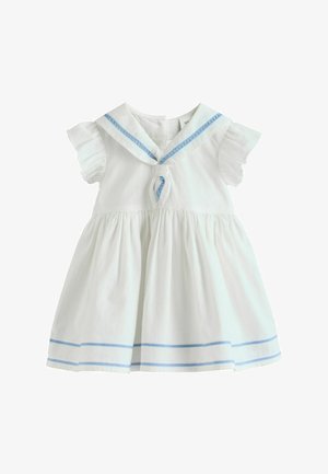 Bijela dječja haljina s kratkim nabranim rukavima, pomorskim ovratnikom, plavim detaljima obruba na ovratniku i rubu te nabranoj suknji.