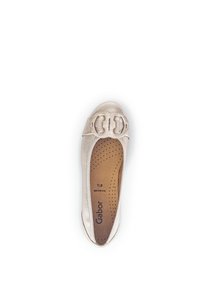 Beige leren ballerina met een ronde neus, decoratieve gespsaccent, geperforeerde binnenzool en een merklogo aan de binnenkant.