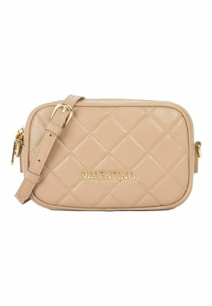 Sac bandoulière rectangulaire en cuir beige matelassé avec bandoulière réglable et logo "VALENTINO" doré sur le devant.