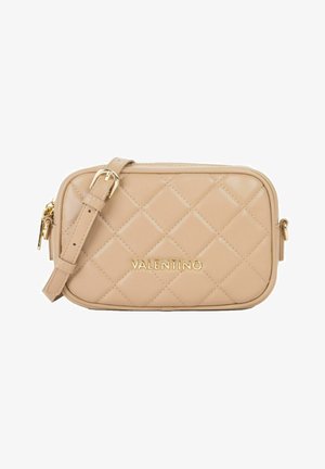 Sac bandoulière rectangulaire en cuir beige matelassé avec bandoulière réglable et logo "VALENTINO" doré sur le devant.
