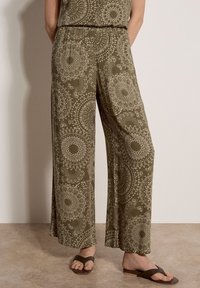 Sélectionné, khaki