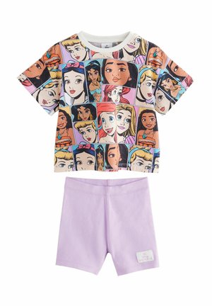 Grafisches T-Shirt mit verschiedenen Prinzessinnen-Gesichtern, kombiniert mit einfarbigen lavendelfarbenen Shorts. Das T-Shirt hat einen Rundhalsausschnitt und kurze Ärmel.
