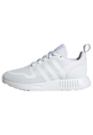 Baskets de sport blanches avec tige en mesh, trois bandes latérales, lacets et semelle rembourrée avec languette au talon.