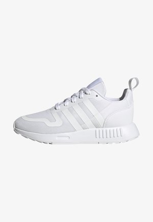 Baskets de sport blanches avec tige en mesh, trois bandes latérales, lacets et semelle rembourrée avec languette au talon.