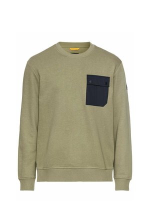 Olivegrüner Sweatshirt mit geripptem Rundhalsausschnitt, langen Ärmeln und einer navyblauen aufgesetzten Tasche mit Druckknöpfen auf der Vorderseite.