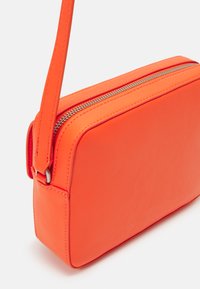 Calvin Klein RE LOCK CAMERA BAG - Borsa a tracolla - flame