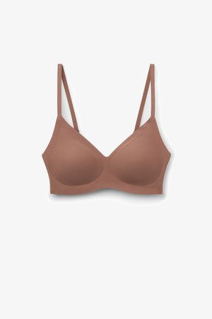Reggiseno imbottito marrone chiaro senza cuciture con sottili spalline regolabili e finitura liscia.