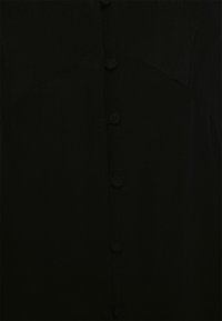 Blusa preta com frente de botão, tecido texturizado e acabamento suave, com botões redondos discretos ao longo da extensão.