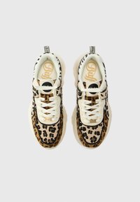 Sapatilhas de padrão de leopardo com um cabedal de tecido macio, atacadores de cor creme e uma sola de borracha grossa; inclui uma etiqueta de logotipo no calcanhar.