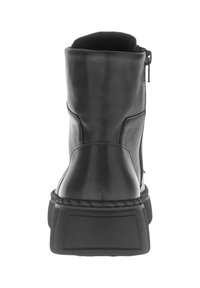 Bottine noire en cuir avec une finition lisse, un col haut et une fermeture éclair sur le côté. Présente une semelle épaisse et texturée ainsi que des détails cousus.
