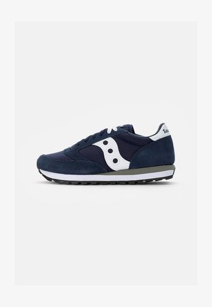 Granatowe zamszowe sneakersy z białymi skórzanymi akcentami, okrągły czubek, zapięcie na sznurowadła i teksturowana gumowa podeszwa, z logo na pięcie.
