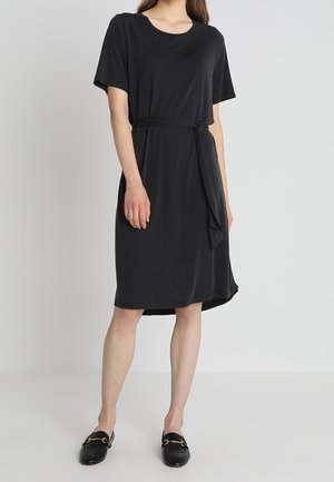 Vestido negro de manga corta con un ajuste holgado, ceñido en la cintura con un cinturón a juego. Tela de jersey suave, largo hasta la rodilla, escote redondo.