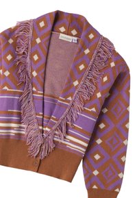 Strickjacke in Braun und Lila mit Rautenmuster. Sie verfügt über einen fransigen Halsausschnitt und einen Knopfverschluss an der Unterseite.