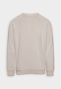 Lys beige sweater med et struktureret strikkemønster. Har en rund hals, lange ærmer og ribbede manchetter samt kant. Enkelt og minimalistisk design.