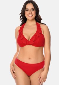 Set di bikini rosso con top a halter decorato con dettagli a ruffles e coppe leggermente imbottite, abbinato a slip a vita bassa coordinati. Tessuto morbido.