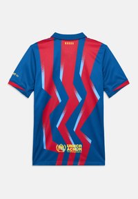 Kék és vörös sportmez cikk-cakk mintákkal, galléros, rövid ujjú, elöl UNHCR logóval. Texturált szövet részlet.