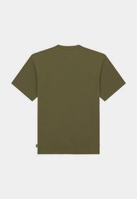 Maglietta verde oliva con maniche corte, scollatura rotonda e taglio dritto. Presenta un piccolo etichetta con logo sull'orlo. Tessuto in cotone morbido.