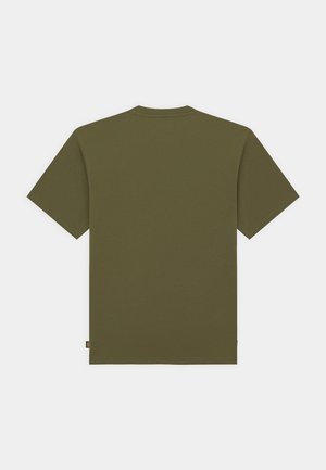 Camiseta de color verde oliva con mangas cortas, cuello redondo y corte recto. Presenta una pequeña etiqueta con el logo en el dobladillo. Tejido de algodón suave.