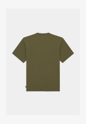 Camiseta de color verde oliva con mangas cortas, cuello redondo y corte recto. Presenta una pequeña etiqueta con el logo en el dobladillo. Tejido de algodón suave.