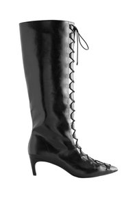 Stivale nero al ginocchio in pelle lucida, caratterizzato da punta affilata, silhouette elegante e design con lacci sul lato.