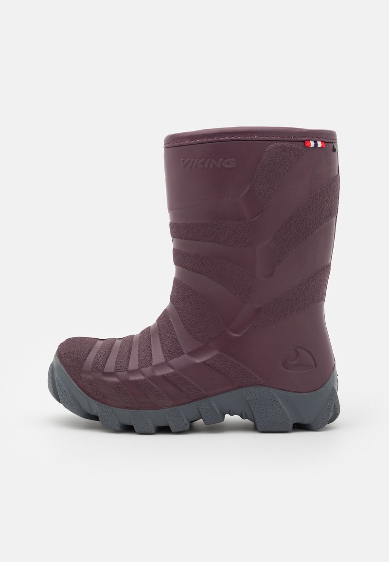 Botte imperméable Viking en bordeaux foncé avec surface texturée, design strié et semelle en caoutchouc grise. Présente un logo et des accents colorés.