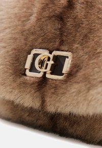 Borsa in finta pelliccia marrone con chiusura in tono oro e accentuazione nera, evidenziando la sua texture morbida e il design elegante.