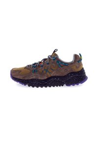 Sneaker marrone e grigio con materiali in rete e suede, dotata di lacci blu, accenti gialli e una suola maculata viola. Design resistente.