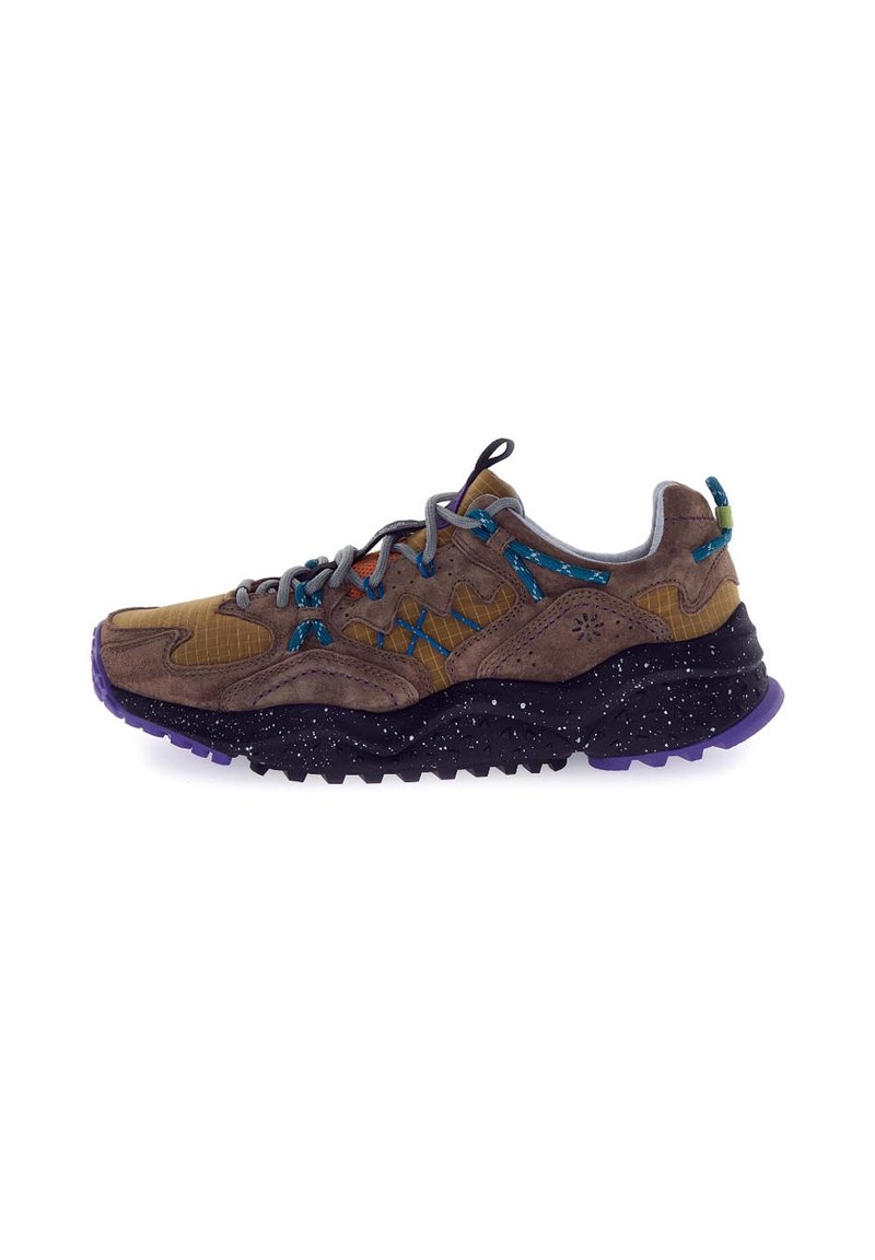 Sneaker marrone e grigio con materiali in rete e suede, dotata di lacci blu, accenti gialli e una suola maculata viola. Design resistente.