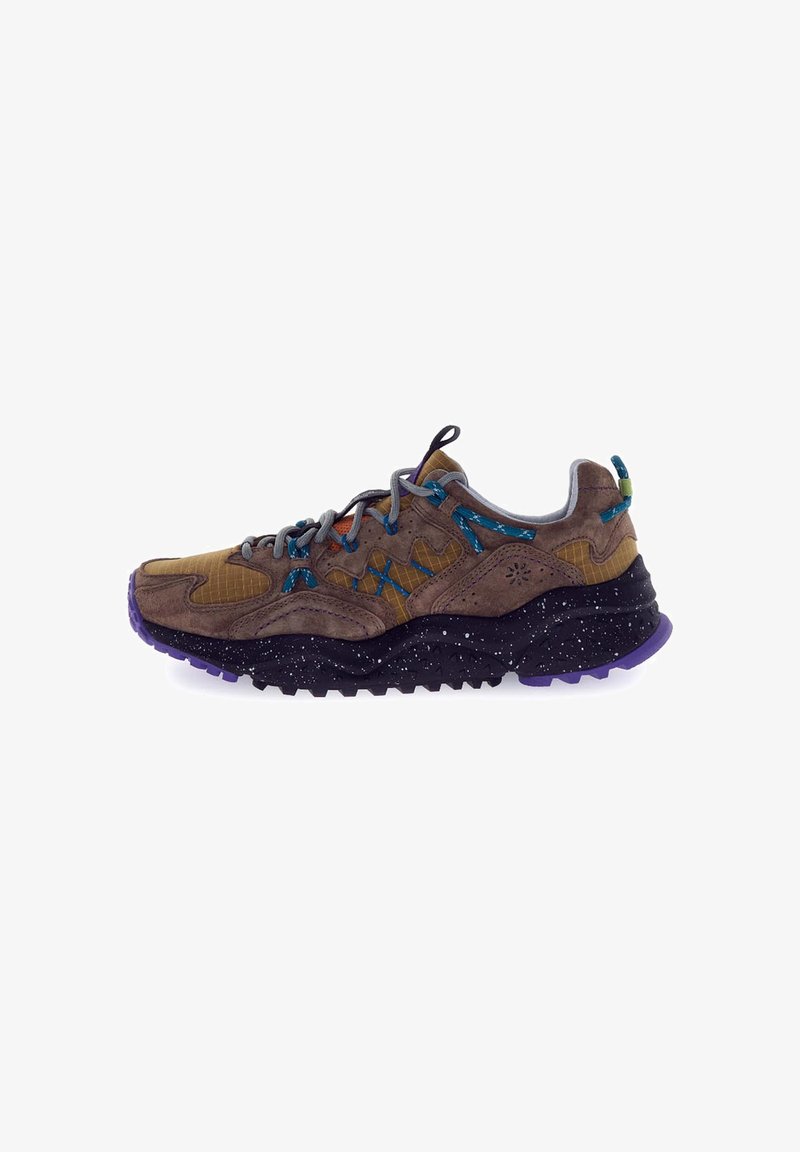 Sneaker marrone e grigio con materiali in rete e suede, dotata di lacci blu, accenti gialli e una suola maculata viola. Design resistente.