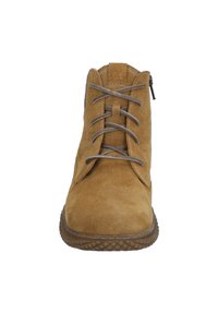 Beżowe zamszowe botki na kostkę z zaokrąglonym noskiem, z przodem na sznurówki i zamkiem błyskawicznym z boku. Teksturowana gumowa podeszwa z wzorem w diamenty.