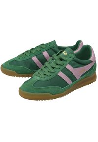 Zapatillas deportivas verdes con rayas rosas, confeccionadas con materiales de ante y malla, suelas de goma y un diseño clásico con cordones. Detalle de marca en dorado.