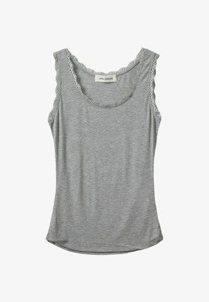 Sivý tielko vyrobené z rebrovanej látky, s vlnitým čipkovým lemovaním pozdĺž výstrihu a ramenných otvorov, s zaobleným lemom.